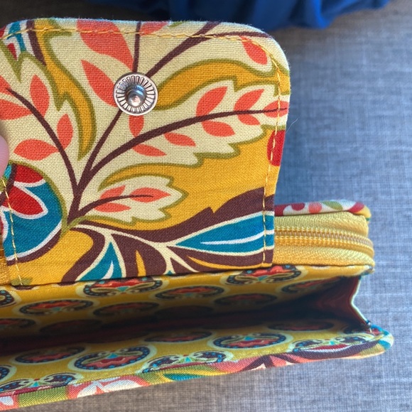 Vera Bradley smartphone wristlet with ID window and card holders - Picture 3 of 4